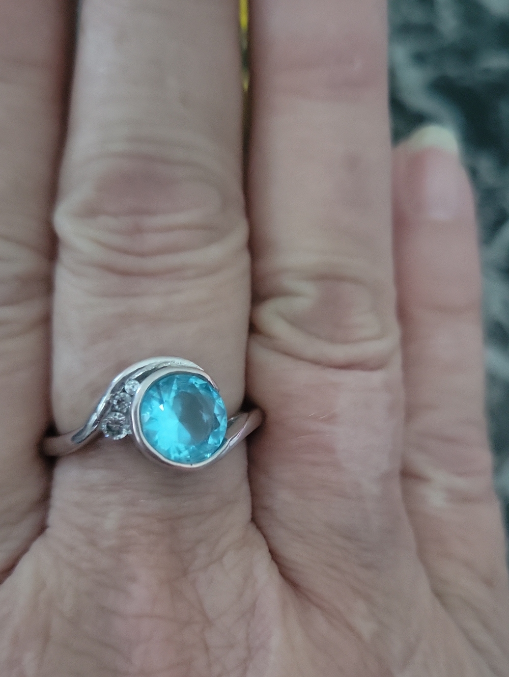 Vtg. E&JFashion Ring Vibrant Blue Faceted Glass StoneW/3 Small Diamond Crystals